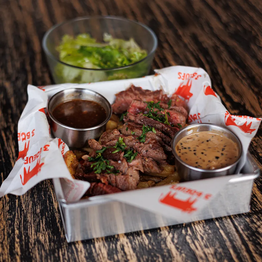 Box daging sapi iris dengan kentang goreng, saus lada krim dan salad di Les 3 Bœufs Meat Box, Kuta Lombok
