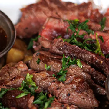 Close-up daging sapi yang diiris saat dipesan, bagian tengahnya pink