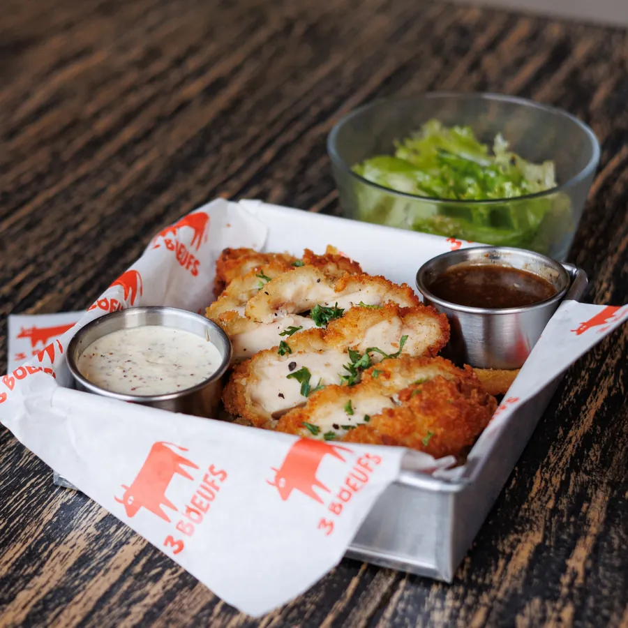 Box ayam crispy dengan kentang goreng, saus mustard Dijon dan salad di Les 3 Bœufs Meat Box, Kuta Lombok