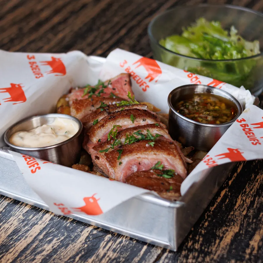 Box dada bebek dengan kentang goreng, dua saus buatan sendiri dan salad di Les 3 Bœufs Meat Box, Kuta Lombok