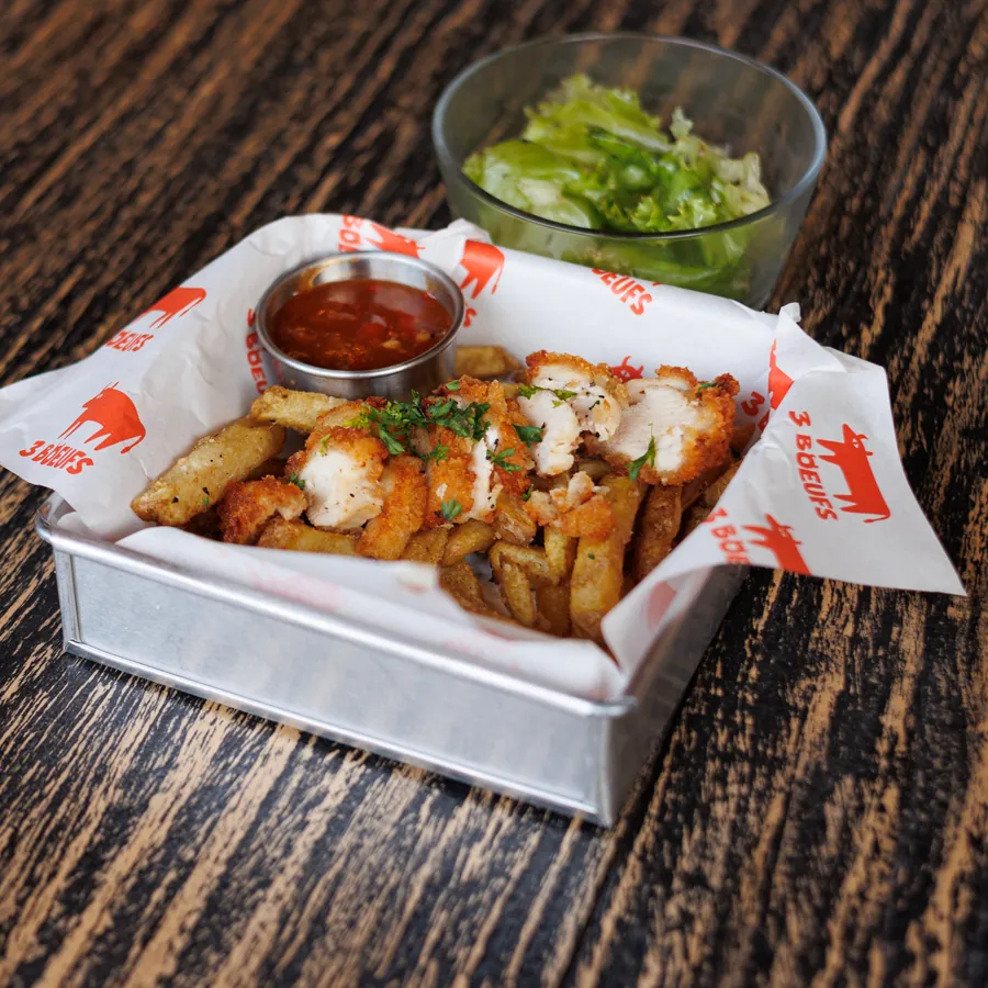 Kids Box dengan ayam crispy, kentang goreng, saus lembut dan salad